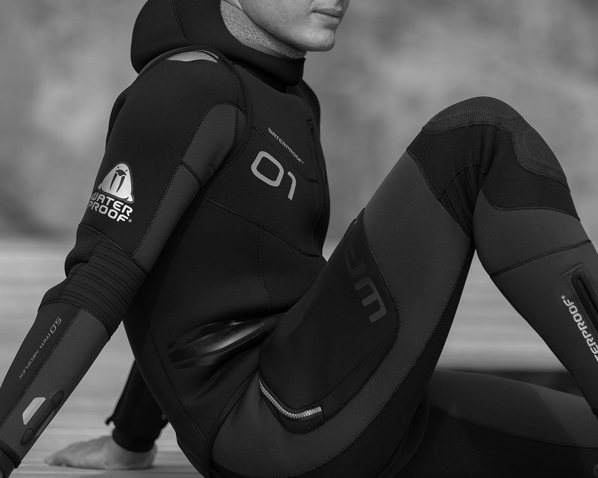 Waterproof 044-122-00 O1 Overvest 5mm With Hood Mens