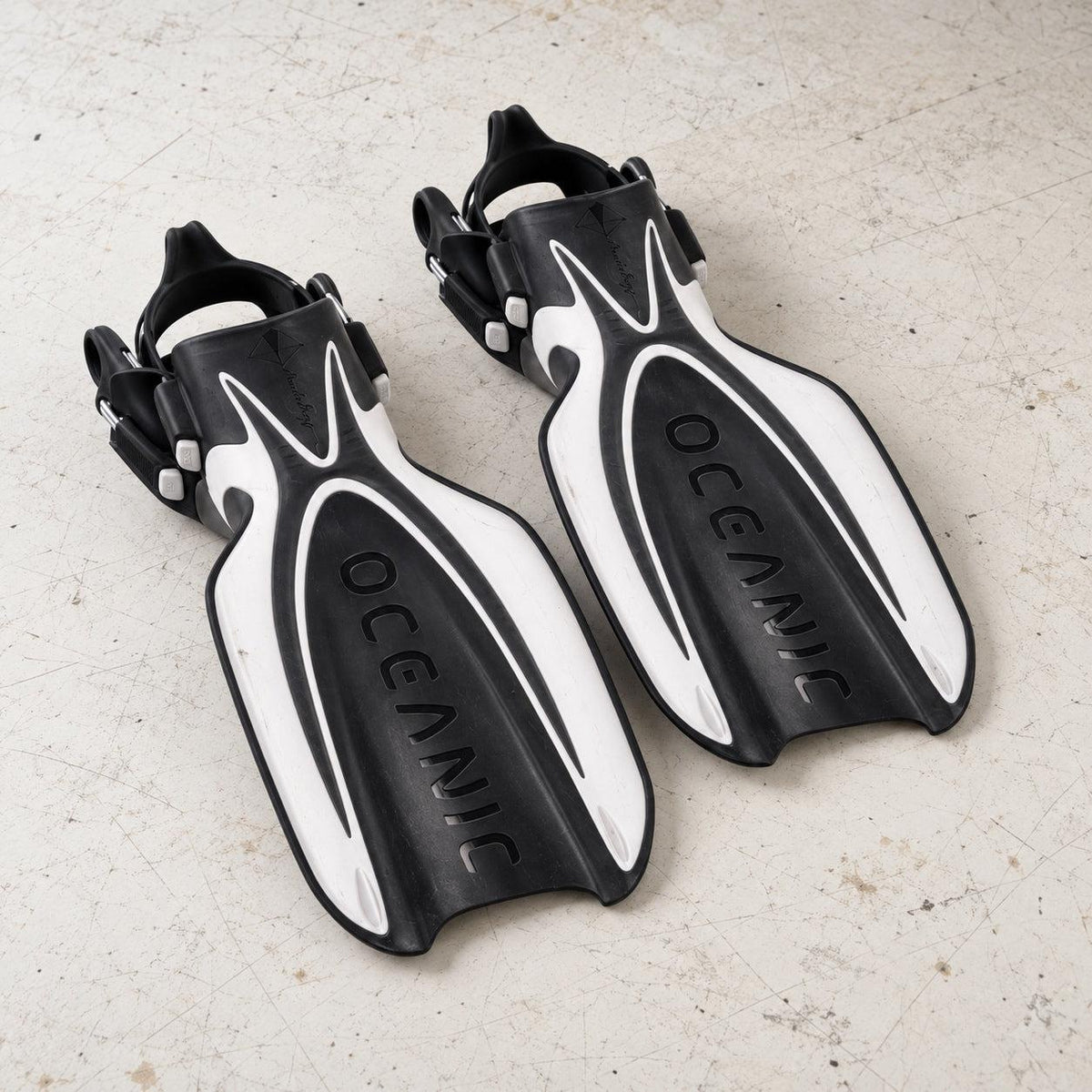 Open Box Oceanic Manta Ray Fin — White/Black, open box, lightly used on off-white work table