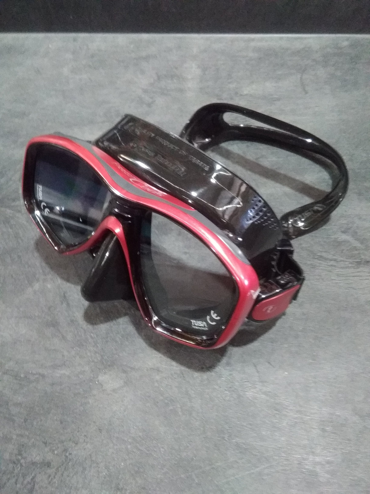 Open Box Tusa Ceos Mask-Black/Metallic Dark Red-