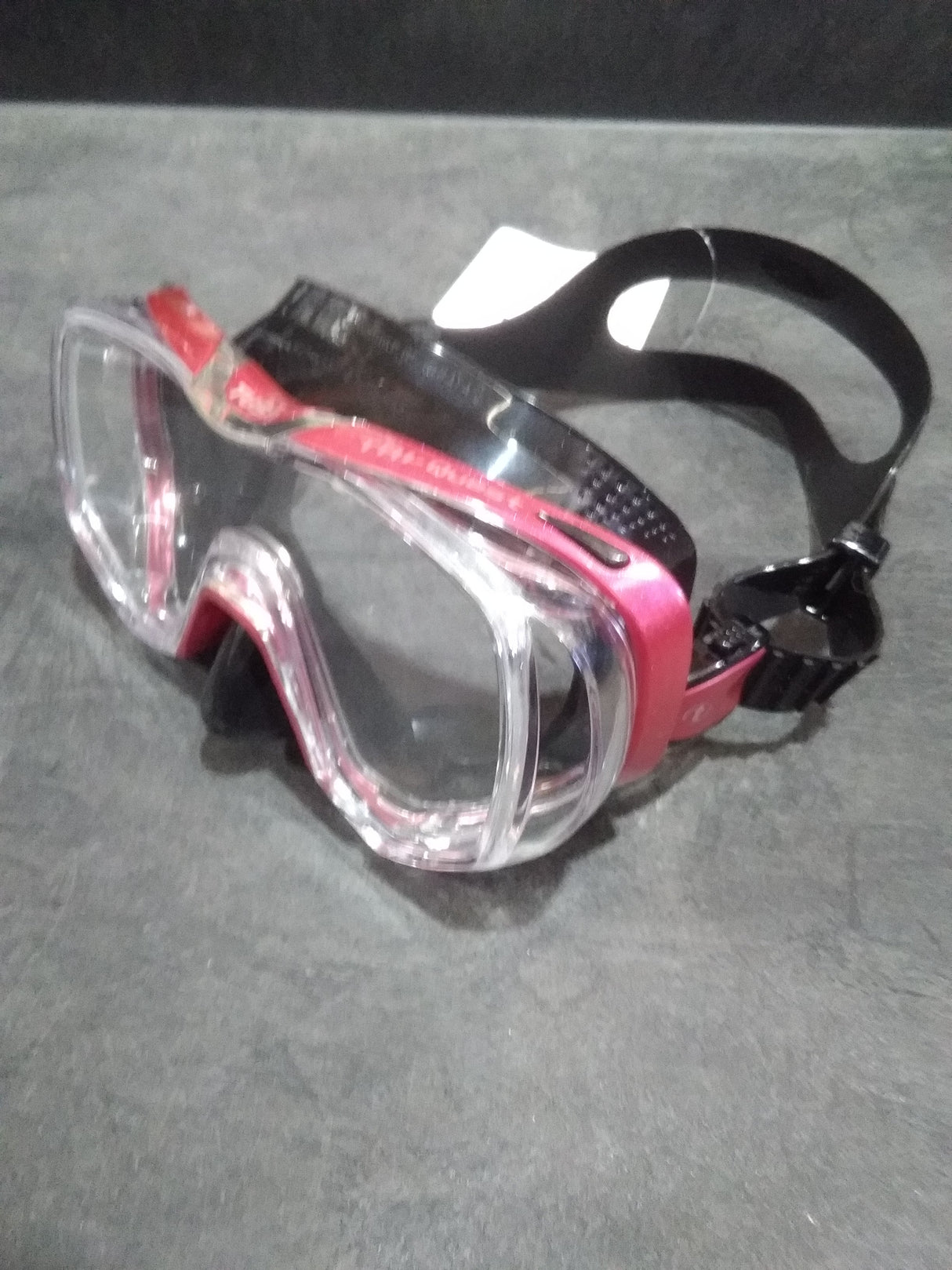 Open Box Tusa Freedom Tri-Quest Single Lens Scuba Diving Mask-Black/Rose Pink-