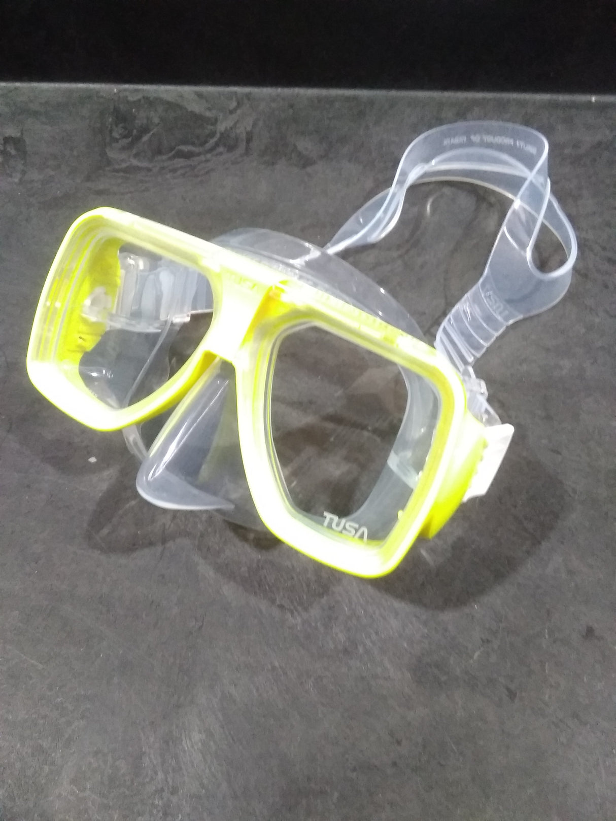 Open Box Tusa Liberator Plus Twin Lens Scuba Diving Mask-Flash Yellow-