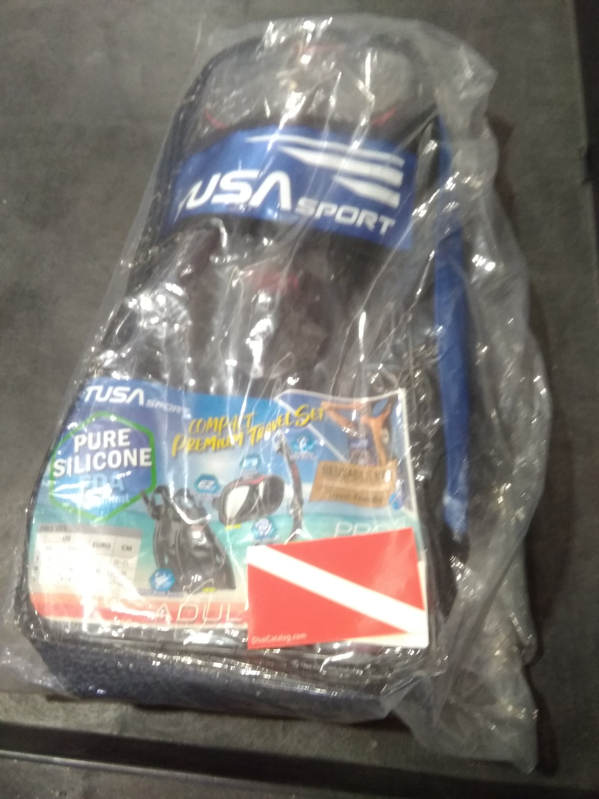 Open Box Tusa Powerview Dry Adult Travel Mask, Snorkel and Fin Set-Black/Red-M-