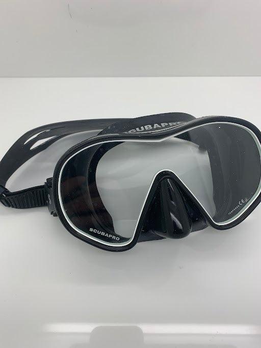 Used Scubapro Solo Scuba Diving and Snorkeling Dive Mask-Black-Good-