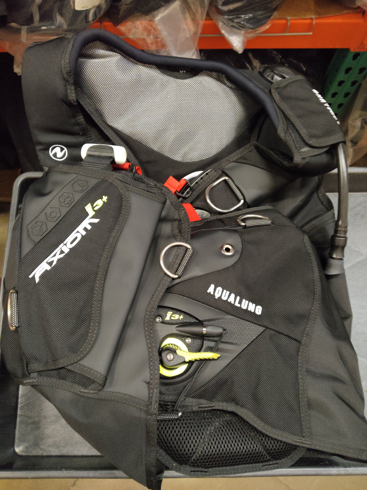 Used Aqualung Axiom I3+ Men's BCD Black / Red