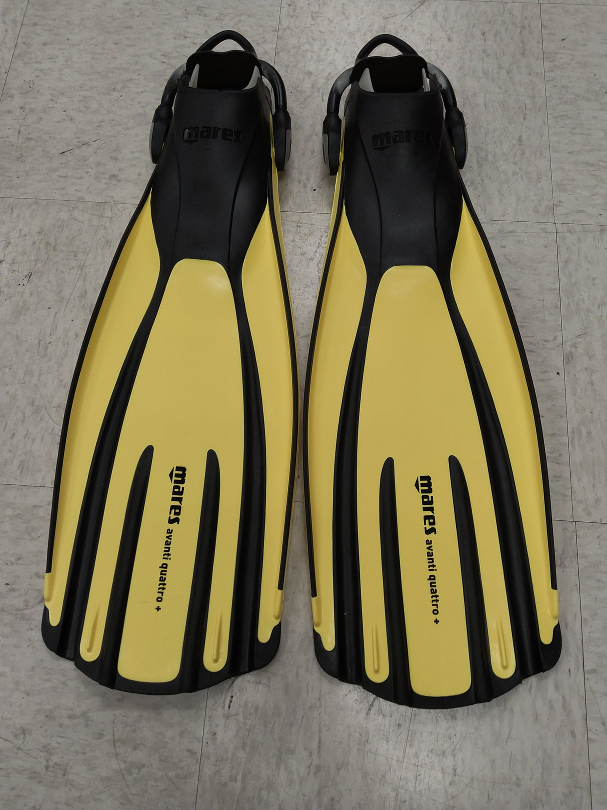 Used Mares Avanti Quattro Plus Open Heel Bungee Strap Fin