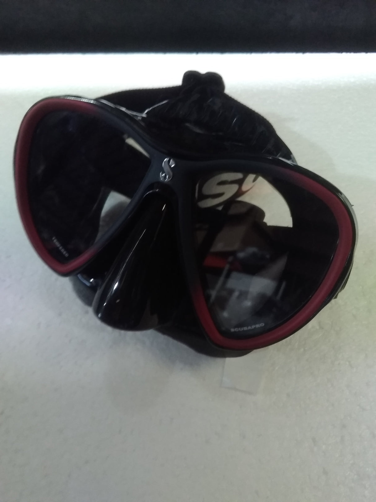 Used Scubapro Synergy 2 Twin Mask with comfort strap-Black/Black/Red-