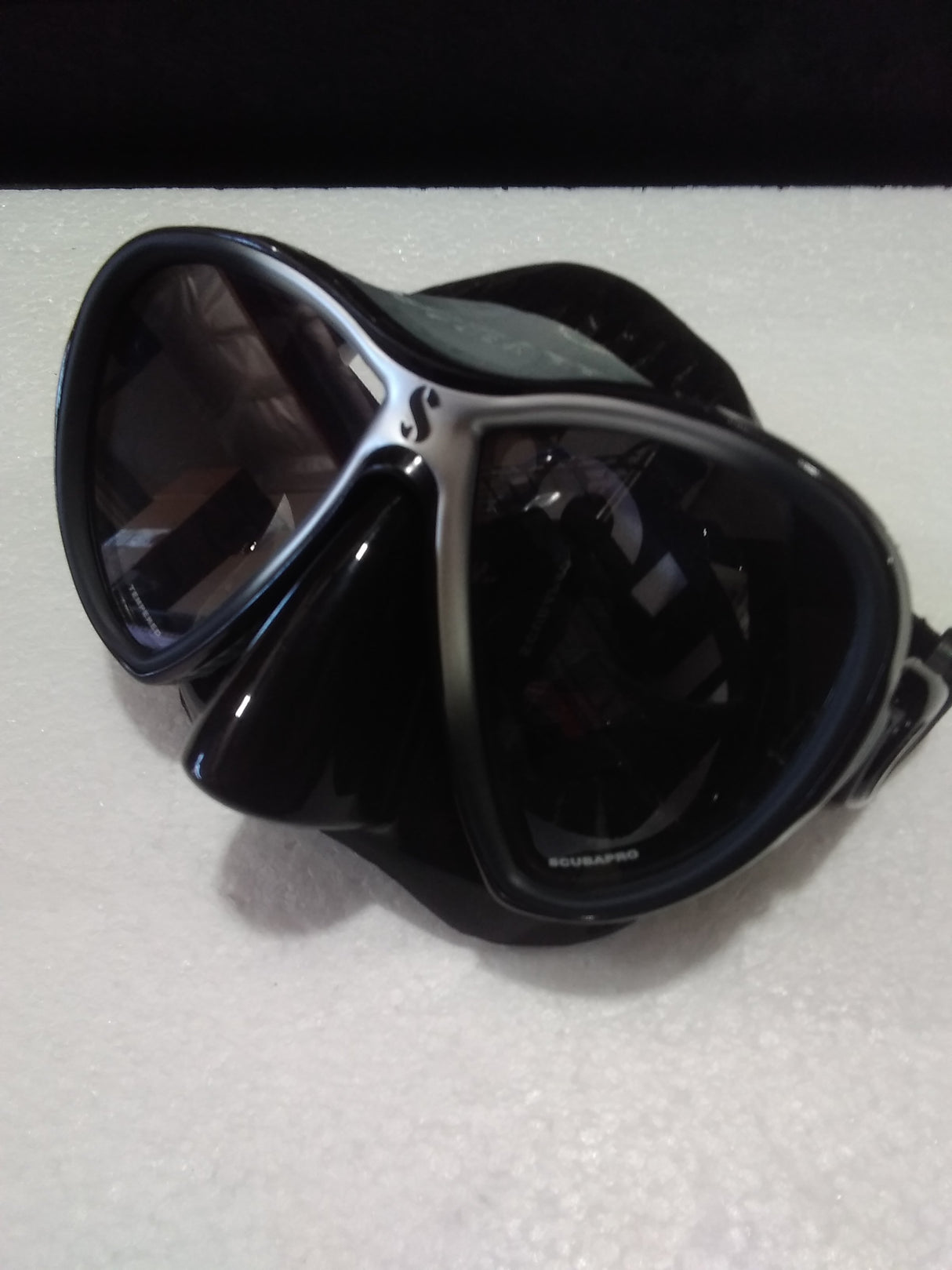 Used Scubapro Synergy 2 Twin Mask with comfort strap-Black/Black/Silver-