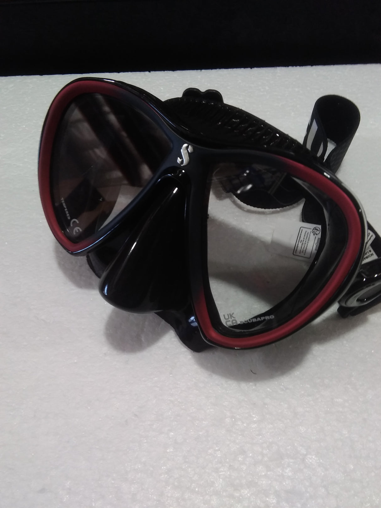 Used Scubapro Synergy Twin Dive Mask with Comfort Strap-Black/Black/Red-