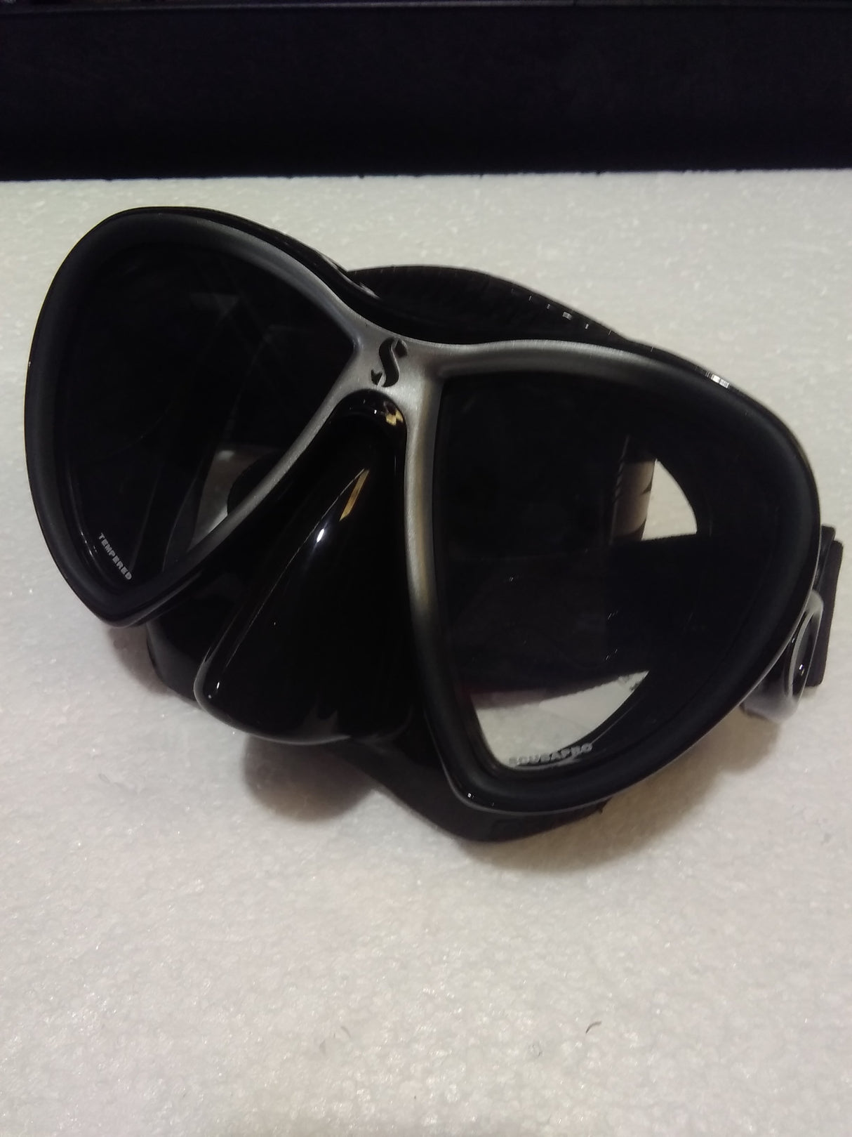 Used Scubapro Synergy Twin Dive Mask with Comfort Strap-Black/Black/Silver-