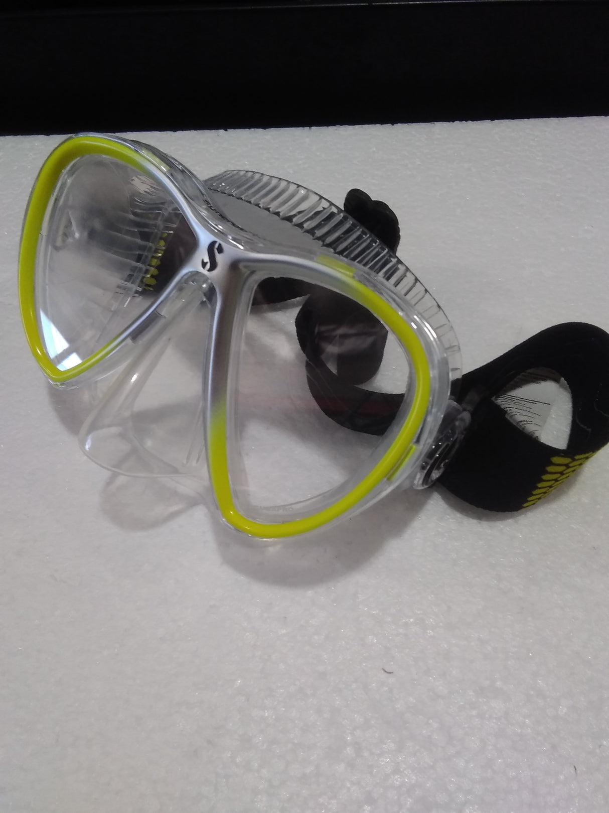 Used Scubapro Synergy Twin Dive Mask with Comfort Strap-Clear/Yellow/Silver-