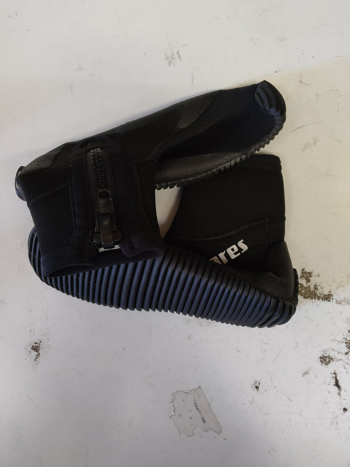 Used MARES 3MM CLASSIC DIVE BOOT