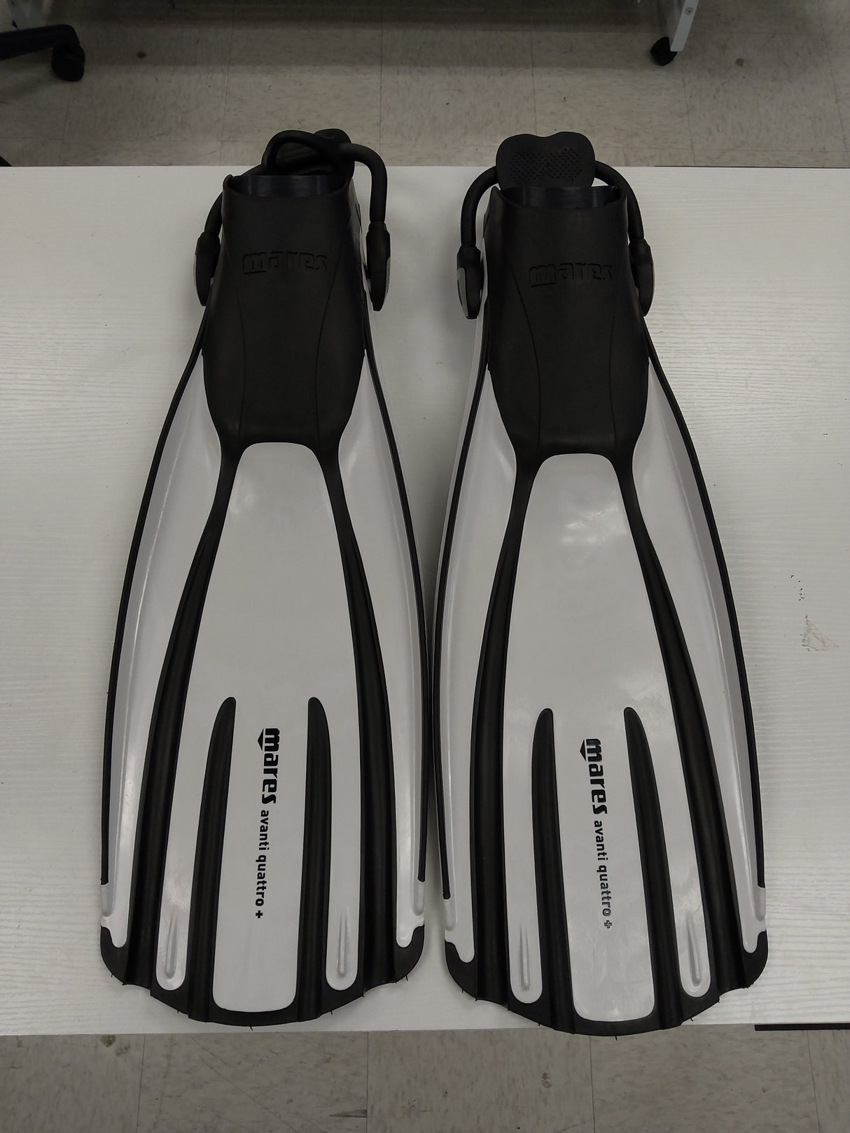 Used Mares Avanti Quattro Plus Open Heel Bungee Strap Fin